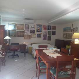 Bilocale piano terra arredato