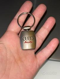 UnPortaChiaviComeNuovoUnisexInMetalloMarca”Audi”Or