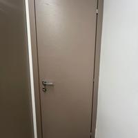 Porta in legno beige serratura magnetica