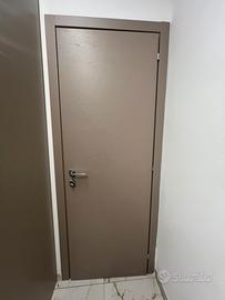 Porta in legno beige serratura magnetica