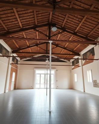 Ex Teatro di 740mq: Design Unico e Ristrutturato