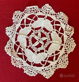 Centrino antico ricamato a mano