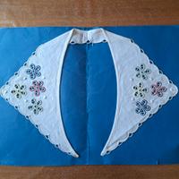 Collo ricamato a mano su lino  🌷