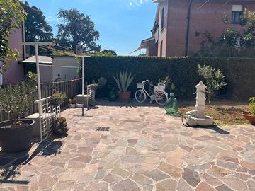 Bottiglioni di vetro per arredo giardino