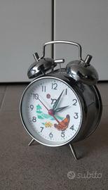 vecchia sveglia animata con gallina 