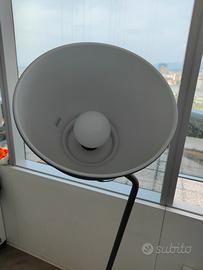 Lampada da terra moderna con design minimalista