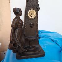 scultura in ceramica con orologio