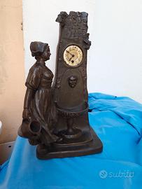 scultura in ceramica con orologio