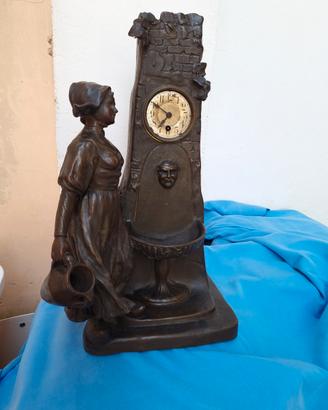 scultura in ceramica con orologio