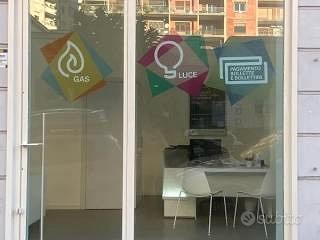 Negozio con vetrina fronte strada