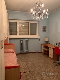 2 letti singoli completi (reti + materassi)