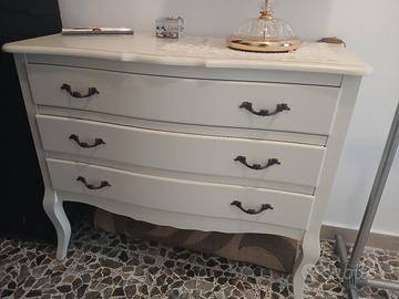 Comò con cassetti