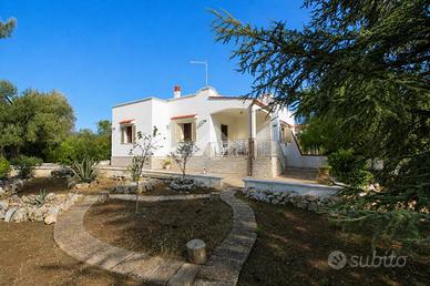 VILLA A SCHIERA A OSTUNI