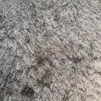 Tappeto pelo lungo grigio chiaro e fili argento