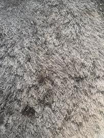 Tappeto pelo lungo grigio chiaro e fili argento