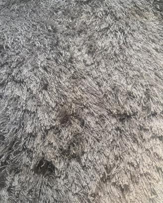 Tappeto pelo lungo grigio chiaro e fili argento