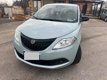 Lancia ypsilon- 1.0 Fireply Hibryd  S&S 70 C.V.