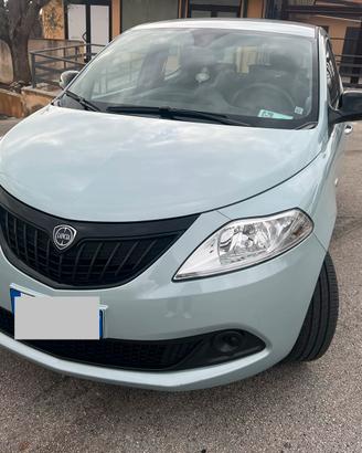 Lancia ypsilon- 1.0 Fireply Hibryd  S&S 70 C.V.