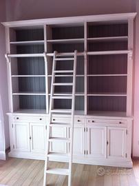 Libreria con scaletta in legno