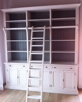 Libreria con scaletta in legno