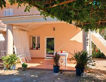 Spazioso appartamento con veranda e giardino