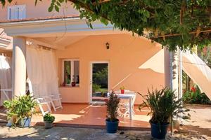 Spazioso appartamento con veranda e giardino
