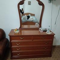 Cassettiera in stile classico con specchio 