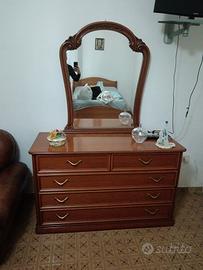 Cassettiera in stile classico con specchio 
