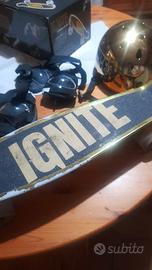 set skateboardcon luci al LED, con casco e protezi