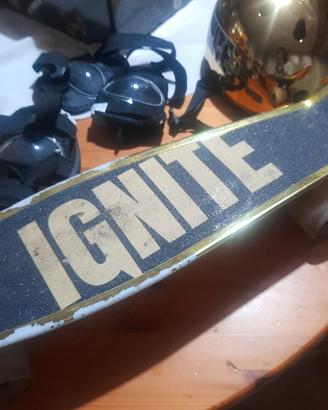 set skateboardcon luci al LED, con casco e protezi