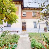 Soluzione indipendente con ampio giardino privato.