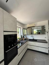 CUCINA ANGOLARE NUOVA CON ELETTRODOMESTICI