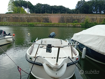 Barca a motore