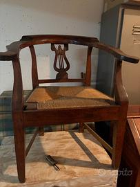 Poltroncina antica in legno