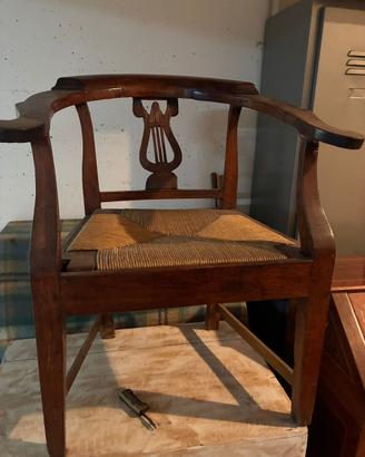 Poltroncina antica in legno