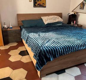 Letto matrimoniale + due comodini
