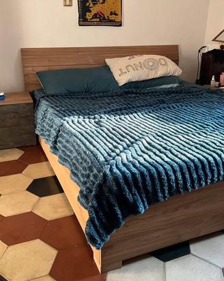 Letto matrimoniale + due comodini