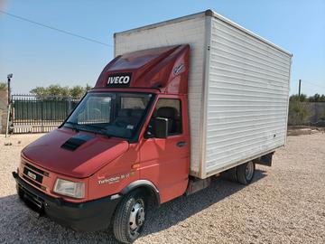 Trattore Iveco Daily 35.12 con cassone chiuso