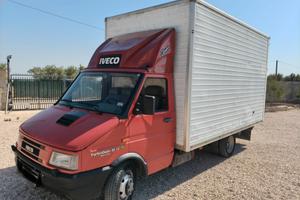 Trattore Iveco Daily 35.12 con cassone chiuso