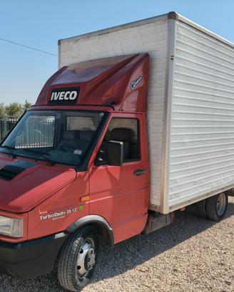 Trattore Iveco Daily 35.12 con cassone chiuso