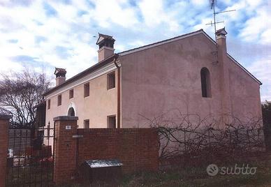 Rustico / Casale di 300 m² con più di 5 locali e b