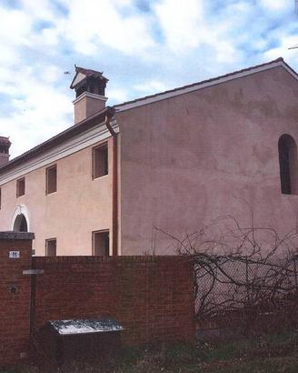 Rustico / Casale di 300 m² con più di 5 locali e b
