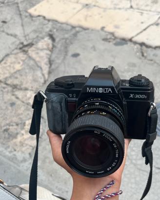 Minolta X-300s+ Zoom 28-70+Flash+Rullino e borsa
