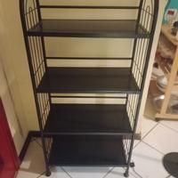 Un scaffale di metallo nero, insieme con lampadame