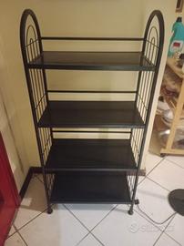 Un scaffale di metallo nero, insieme con lampadame