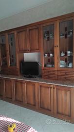 Credenza in legno spaziosa e versatile