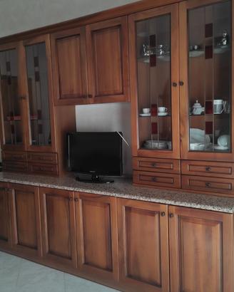 Credenza in legno spaziosa e versatile