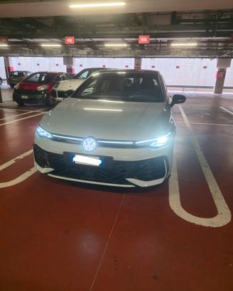New Vw Golf 8.5 2.0 tdi R-line plus