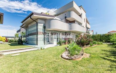 TRILOCALE CON GIARDINO, INGRESSO INDIPENDENTE E BO