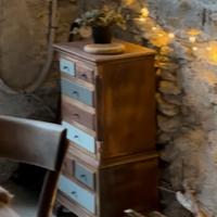 Cassettiera alta stretta in legno stile vintage